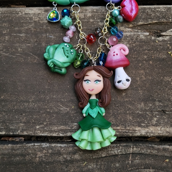 💋🐸 The Princess 👑 and The Frog 🐸 Necklace - Picture 7 of 7